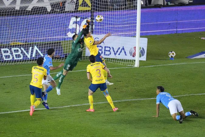Luis Ángel Malagón y Ramón Juárez, durante el partido de vuelta de las Semifinales del torneo Apertura 2024 de la Liga BBVA MX.