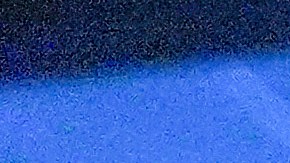 El presidente electo Donald Trump firma autógrafos mientras Massad Boulos lo escucha durante una visita a The Great Commoner, el 1 de noviembre de 2024, en Dearborn, Michigan.