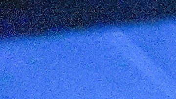 El presidente electo Donald Trump firma autógrafos mientras Massad Boulos lo escucha durante una visita a The Great Commoner, el 1 de noviembre de 2024, en Dearborn, Michigan.