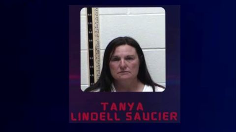 Tanya Lindell Saucier se encuentra encerrada en el Centro de Justicia Penal Lenoir Rowell.