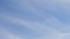 Fotografía sin fecha cedida por Jonathan Stegenga del director de Sierra Club Borderlands, Erick Meza, en el lado estadounidense del muro fronterizo, justo en las afueras de la ciudad de Nogales, Arizona (Estados Unidos).