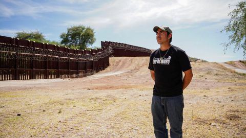 Fotografía sin fecha cedida por Jonathan Stegenga del director de Sierra Club Borderlands, Erick Meza, en el lado estadounidense del muro fronterizo, justo en las afueras de la ciudad de Nogales, Arizona (Estados Unidos).