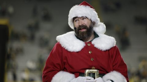 Jason Kelce, exjugador de la NFL, viste un traje de Santa Claus. Imagen referencial.