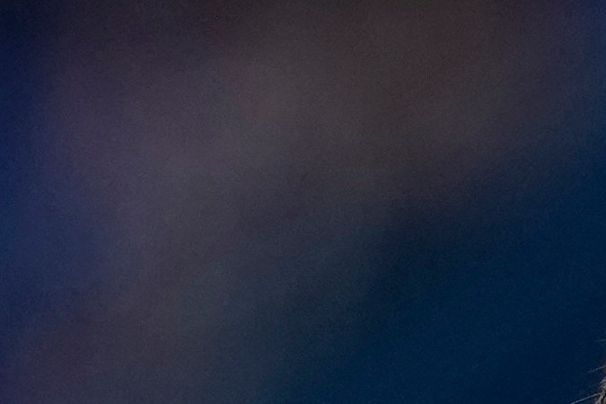 Lionel Messi, del PSG, a la izquierda, sonríe con su compañero de equipo Neymar durante el calentamiento antes del partido de fútbol de la Liga Uno de Francia entre Paris Saint-Germain y Lille en el estadio Parc des Princes, en París, Francia, el domingo 19 de febrero de 2023. (Foto AP/Christophe Ena)