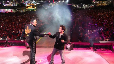 Pepe Aguilar y Christian Nodal cantaron juntos por primera vez como suegro y yerno.