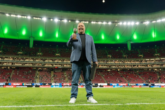 Enrique Bermúdez, durante un partido amistoso internacional, entre la Selección Nacional de México y la Selección de Estados Unidos, celebrado en el estadio Akron.