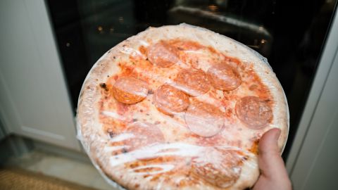 Las pizzas tenían fecha de vencimiento del 27 de noviembre.