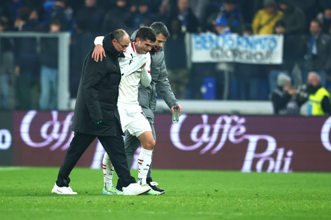 Christian Pulisic, del Milan, abandona el terreno de juego tras una lesión durante el partido de fútbol de la Serie A italiana entre el Atalanta BC y el AC Milan, en Bérgamo, Italia, el 06 de diciembre de 2024. (Italia) EFE/EPA/MICHELE MARAVIGLIA