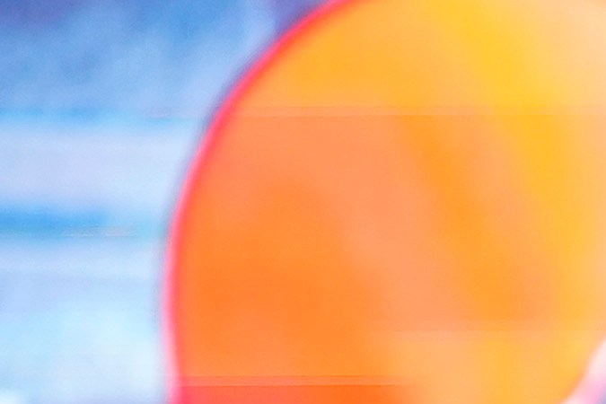 Los presentadores Suzy Kolber (izquierda), Randy Moss (centro) y Sean McFarland se preparan en el plató antes de un partido de fútbol americano de la NFL entre los Pittsburgh Steelers y los Cleveland Browns, el lunes 3 de enero de 2022, en Pittsburgh. (Foto AP/Gene J. Puskar)