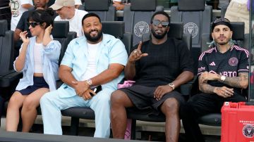 Rauw Alejandro, Camila Cabello, DJ Khaled y Sean 'Diddy' Combs en un partido de la MLS.