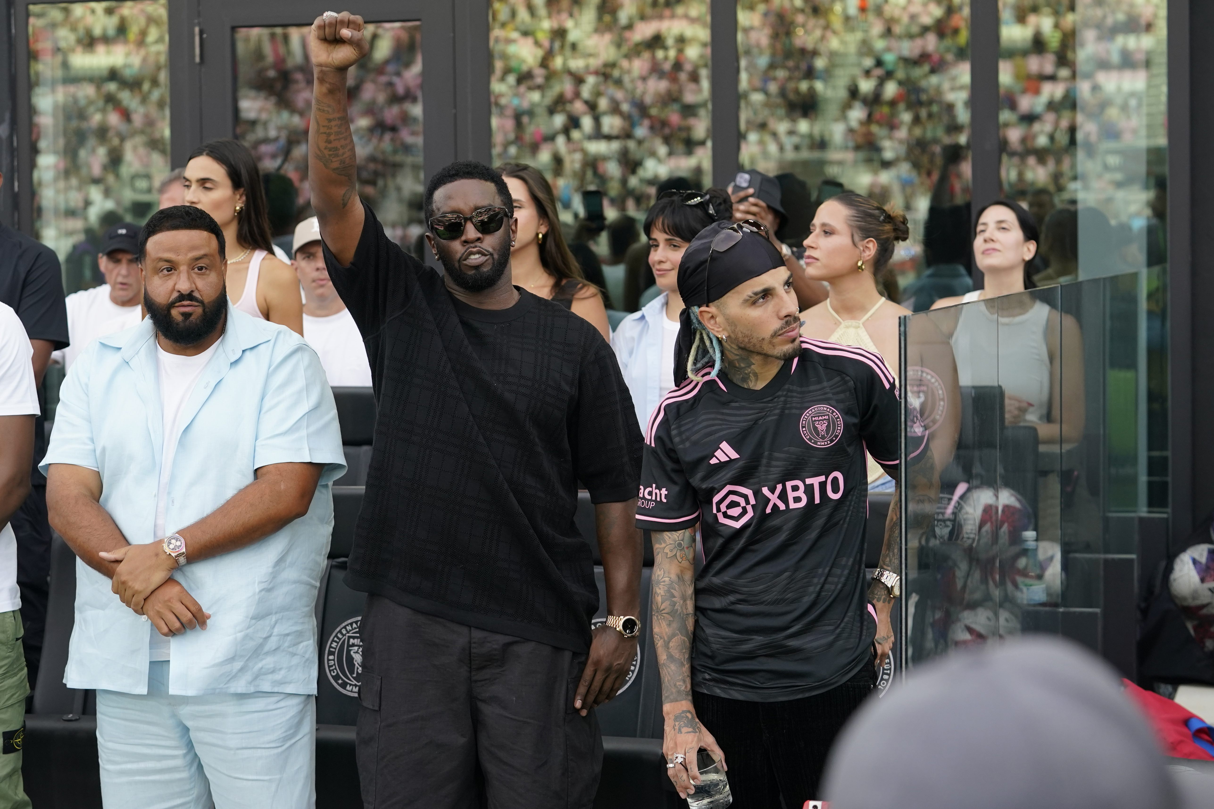 Sean 'Diddy' Combs y Rauw Alejandro compartieron en un partido de fútbol en 2023.