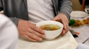 Iniciar las comidas con sopas o caldos calientes ayuda a mejorar la digestión y a prevenir la hinchazón.