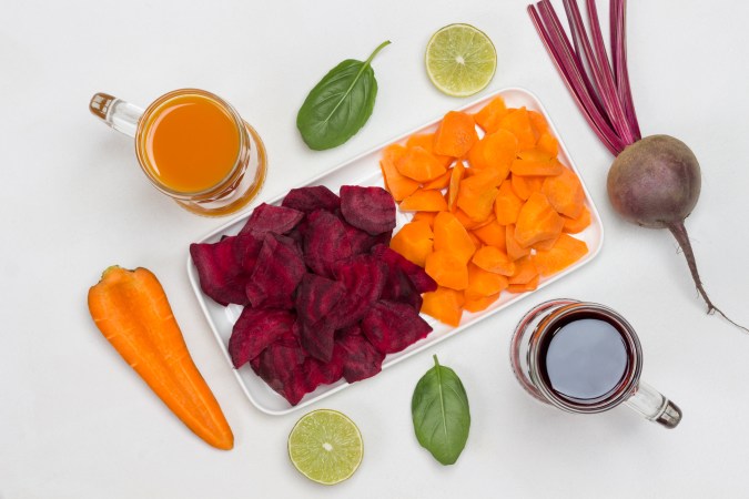 La combinación de remolacha, zanahoria y limón tiene grandes aportes para la salud.