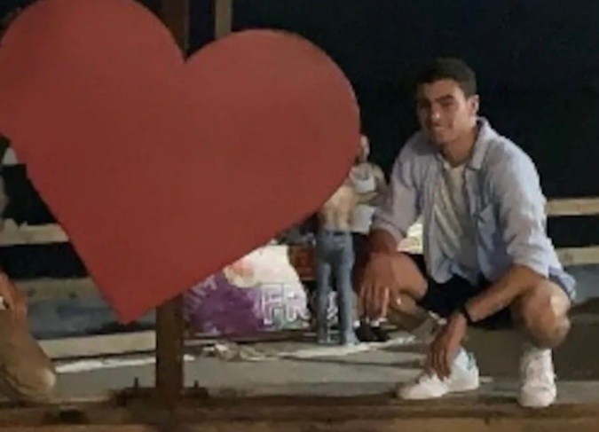 Luigi Nicholas Mangione durante su visita al barrio La Perla en en Viejo San Juan, en el 2021. (Foto: Instagram)  