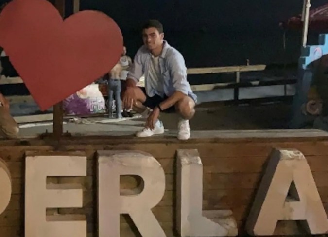 Luigi Nicholas Mangione durante su visita al barrio La Perla en en Viejo San Juan, en el 2021. (Foto: Instagram)