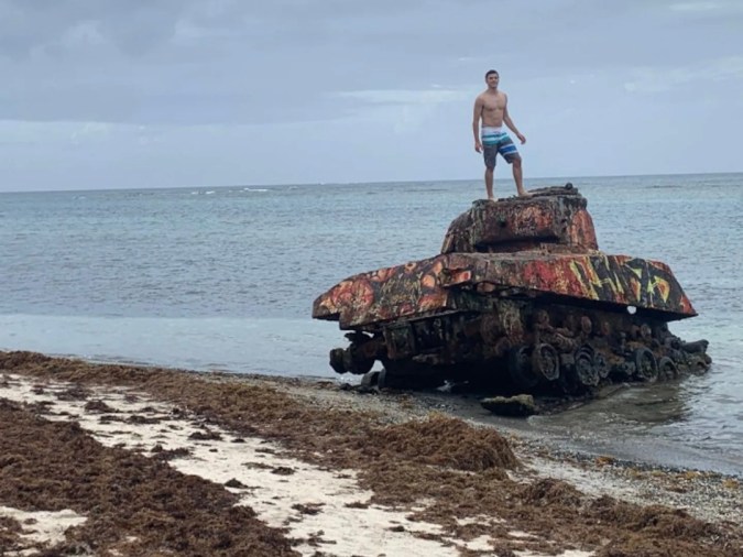Luigi Nicholas Mangione durante su visita a la isla de Culebra en Puerto Rico en el 2021. (Foto: Instagram)