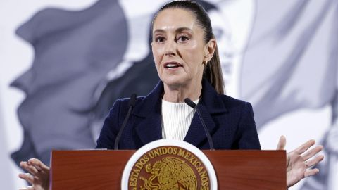 La presidenta de México, Claudia Sheinbaum habla durante una rueda de prensa este lunes, en el Palacio Nacional de la Ciudad de México (México).