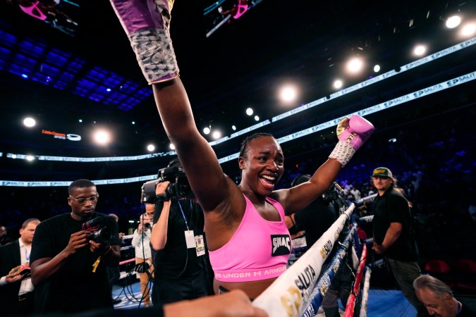 La campeona de peso mediano Claressa Shields celebra después de derrotar a la actual campeona de boxeo de peso pesado femenino del CMB, Vanessa Lepage-Joanisse, de Quebec, durante una pelea, el sábado 27 de julio de 2024, en Detroit. (Foto AP/Carlos Osorio)