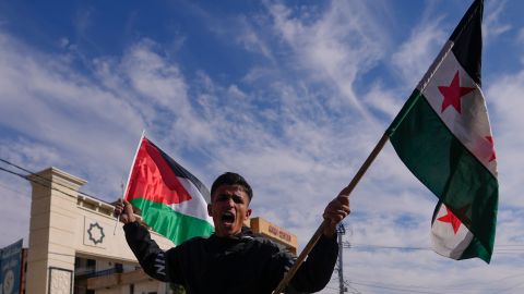 Ciudadanos de Siria celebran la caída de Bashar al-Ásad.