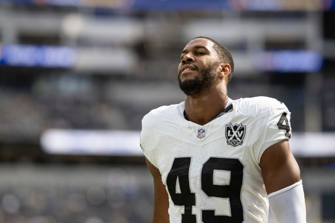 El ala defensiva de los Raiders de Las Vegas, Charles Snowden (49).