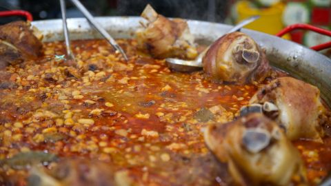 El hueso del jamón se debe cocinar a fuego lento, para que desprendan los sabores y el jugo.