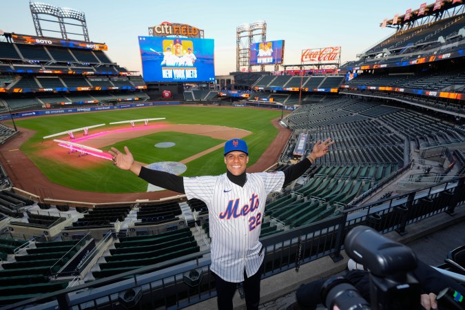 Juan Soto, de los Mets de Nueva York, posa para fotografías en el Citi Field, el jueves 12 de diciembre de 2024, en Nueva York. (Foto AP/Frank Franklin II)