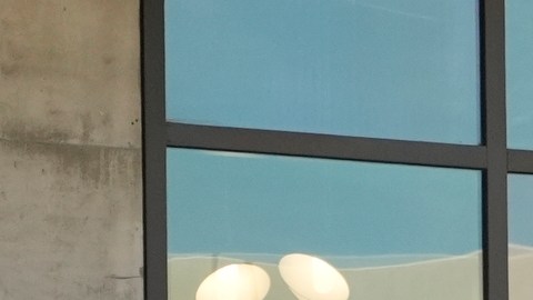 Un cartel de TikTok cuelga en su edificio en Culver City, California, el lunes 11 de marzo de 2024.