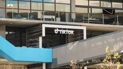 Un cartel de TikTok cuelga en su edificio en Culver City, California, el lunes 11 de marzo de 2024.