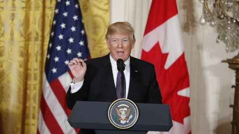 El presidente Donald Trump habla durante una conferencia de prensa conjunta con el primer ministro canadiense Justin Trudeau en la Sala Este de la Casa Blanca en Washington, el lunes 13 de febrero de 2017.