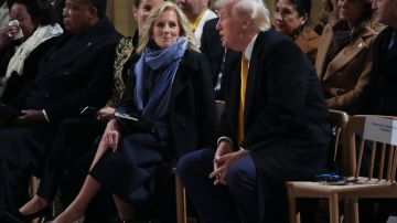 La primera dama Jill Biden habla con el presidente electo Donald Trump en la catedral de Notre Dame.