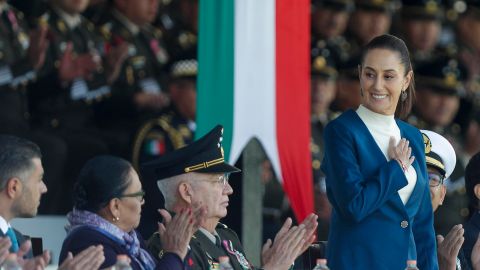 Fotografía de archivo del 3 de octubre de 2024, de la presidenta de México, Claudia Sheinbaum, durante una acto protocolario con las Fuerzas Armadas y Guardia Nacional, en la Ciudad de México (México).