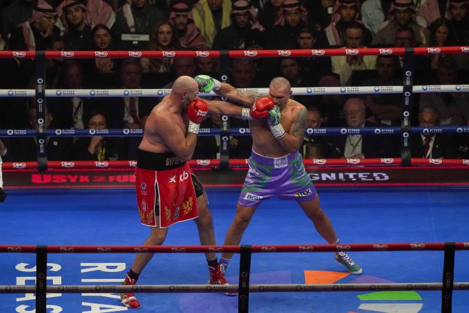 Los boxeadores Tyson Fury de Gran Bretaña (izquierda) y Oleksandr Usyk de Ucrania compiten durante su pelea por el título mundial de peso pesado de la AMB, la OMB y el CMB en Riad, Arabia Saudita, el sábado 21 de diciembre de 2024. (Foto AP/Frank Augstein)