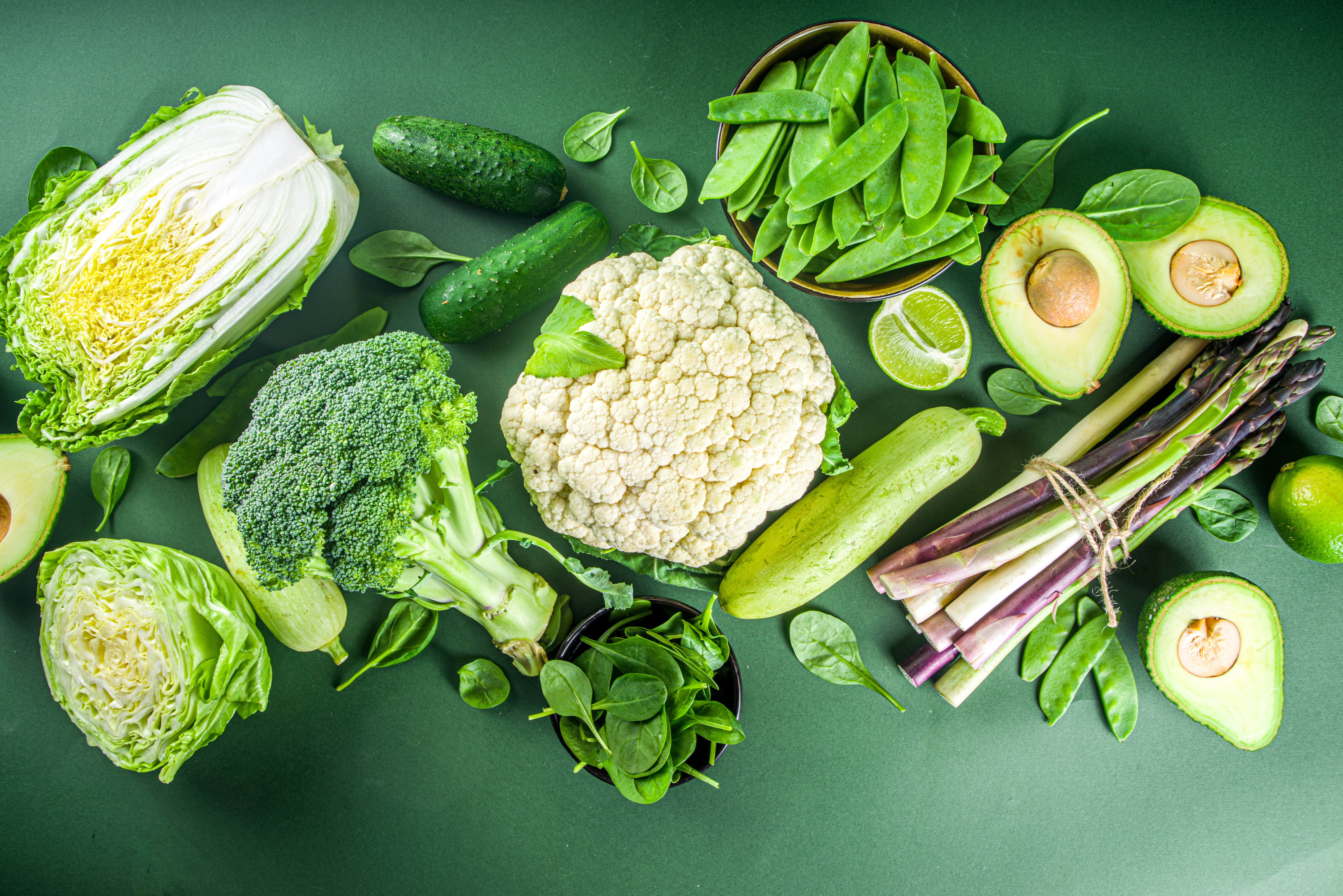 Los vegetales de hoja verde son ricos en compuestos que influyen en disminuir los picos de azúcar en sangre.