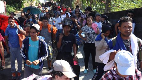 Migrantes hacen fila para resolver su situación migratoria este miércoles, en la ciudad de Tapachula, en el estado de Chiapas (México).