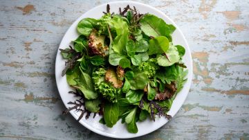 Las verduras son ricas en antioxidantes. fibras y nitratos, elementos que son claves para el control del azúcar en sangre.