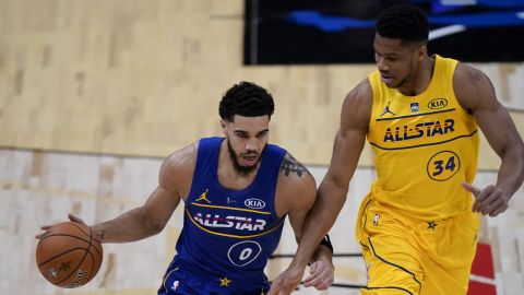 Jayson Tatum y Giannis Antetokounmpo durante el All-Star Game de 2021.