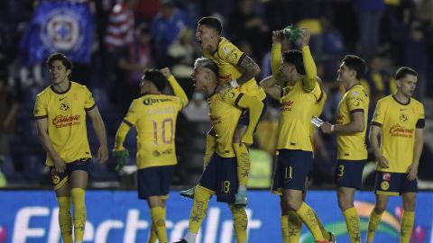 Jugadores de América celebran el triunfo ante Cruz Azul este domingo.