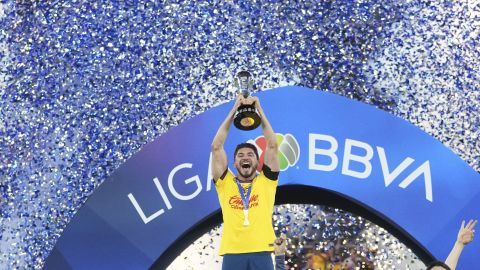 Henry Martín levanta la copa del Apertura 2024 de la Liga MX.
