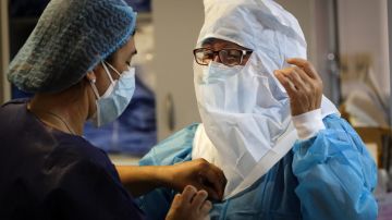 Fotografía de archivo fechada el 14 de abril de 2021 que muestra enfermeros del Centro de Tratamientos intensivos del hospital privado Casmu.