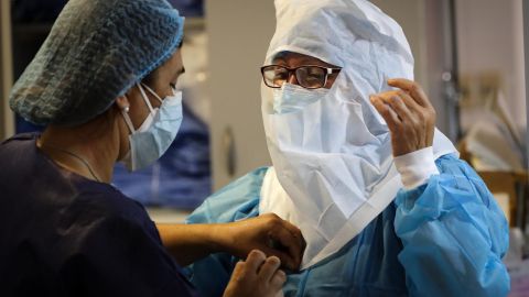 Fotografía de archivo fechada el 14 de abril de 2021 que muestra enfermeros del Centro de Tratamientos intensivos del hospital privado Casmu.