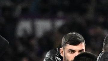 Edoardo Bove mientras era atendido por los servicios médicos.