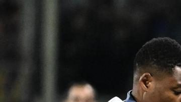 Edoardo Bove en acción durante el partido entre la Fiorentina y el Inter.