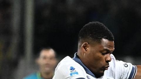 Edoardo Bove en acción durante el partido entre la Fiorentina y el Inter.