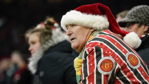 Un hincha del Manchester United con un llamativo atuendo navideño. Imagen referencial.