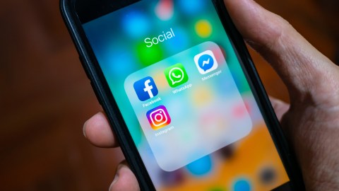 Durante aproximadamente media hora, WhatsApp, Facebook e Instagram permanecieron caídos y aún presentan errores.
