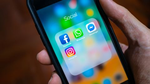Durante aproximadamente media hora, WhatsApp, Facebook e Instagram permanecieron caídos y aún presentan errores.