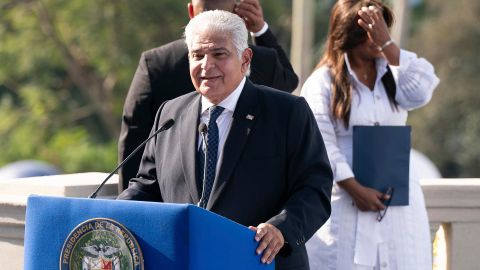 El presidente de Panamá, José Raúl Mulino, habla en la ceremonia conmemorativa por los 25 años de la transferencia del Canal de Panamá este martes, en el edificio de la Administración del Canal en la Ciudad de Panamá (Panamá).