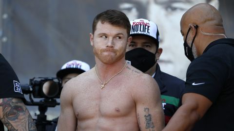 Canelo Alvarez en el pesaje del combate ante Billy Joe Saunders en 2021.