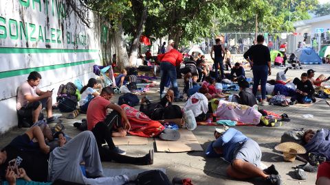 Migrantes descansan este miércoles, en el municipio de Escuintla en el estado de Chiapas (México).