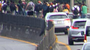 Migrantes caminan sobre una vía este lunes, en el municipio de Huehuetán (México).